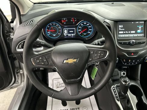 Used 2017 Chevrolet Cruze LT FWD image 4