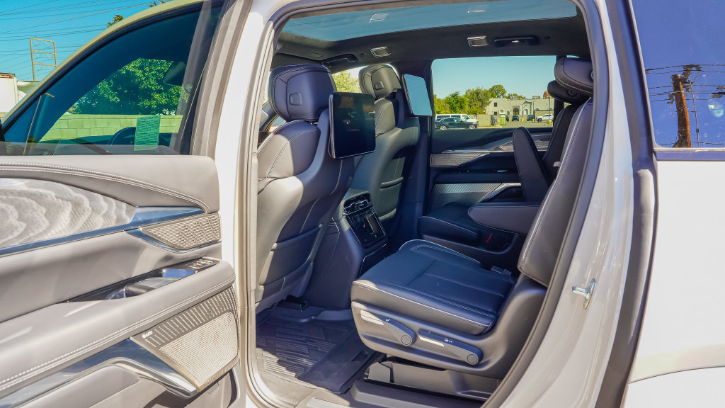 New 2026 Cadillac Escalade IQ Sport 2 w/ LPO, ONYX Package AWD/4WD image 9