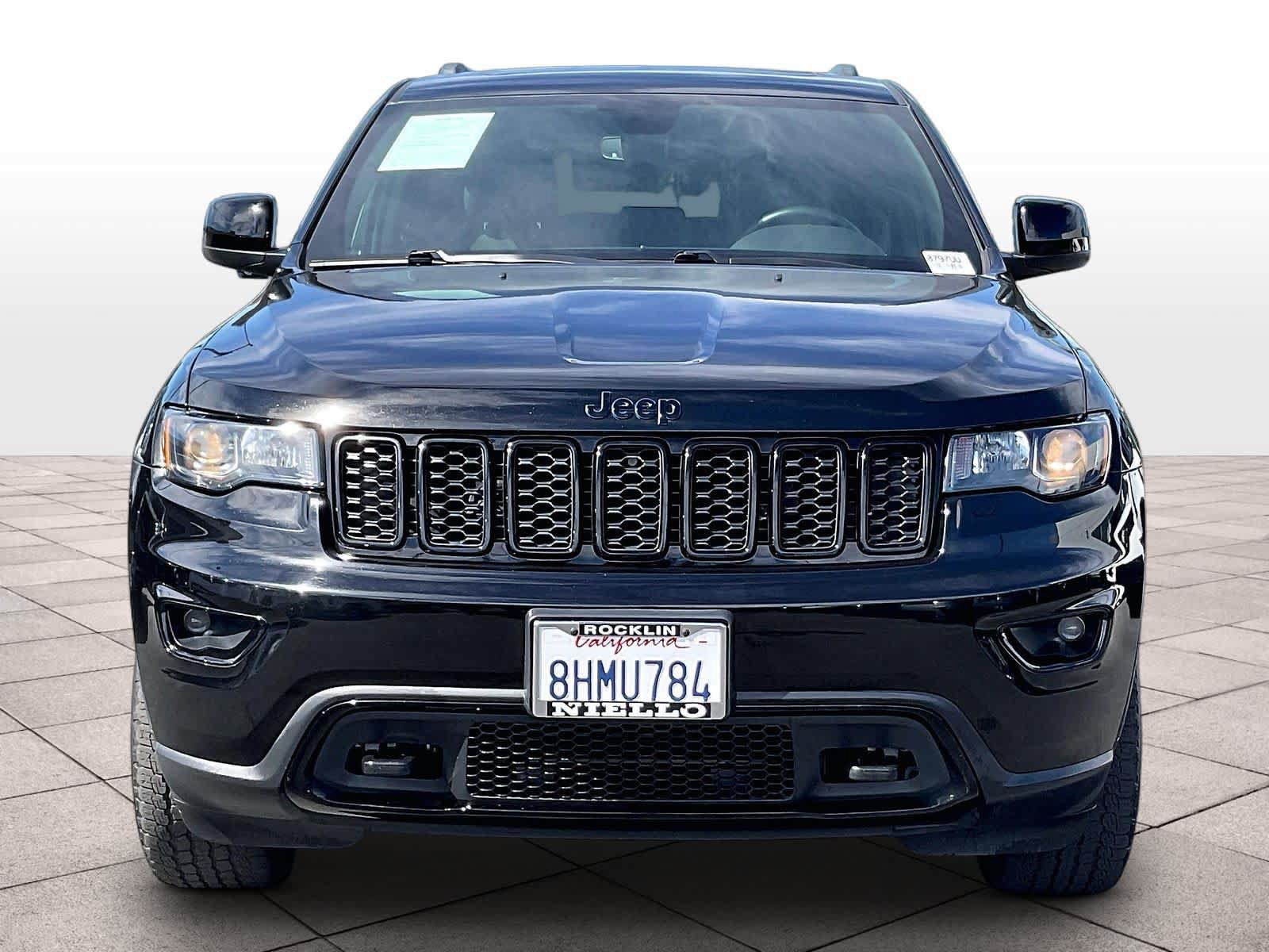 Used 2019 Jeep Grand Cherokee Laredo AWD/4WD image 3