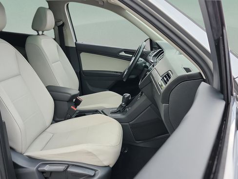 Used 2019 Volkswagen Tiguan SE w/ Panoramic Sunroof Package image 17