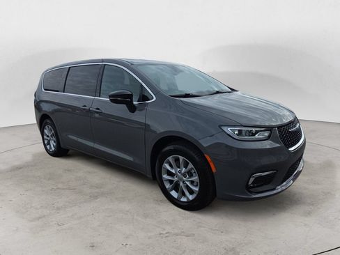 Used 2025 Chrysler Pacifica Select AWD/4WD image 3