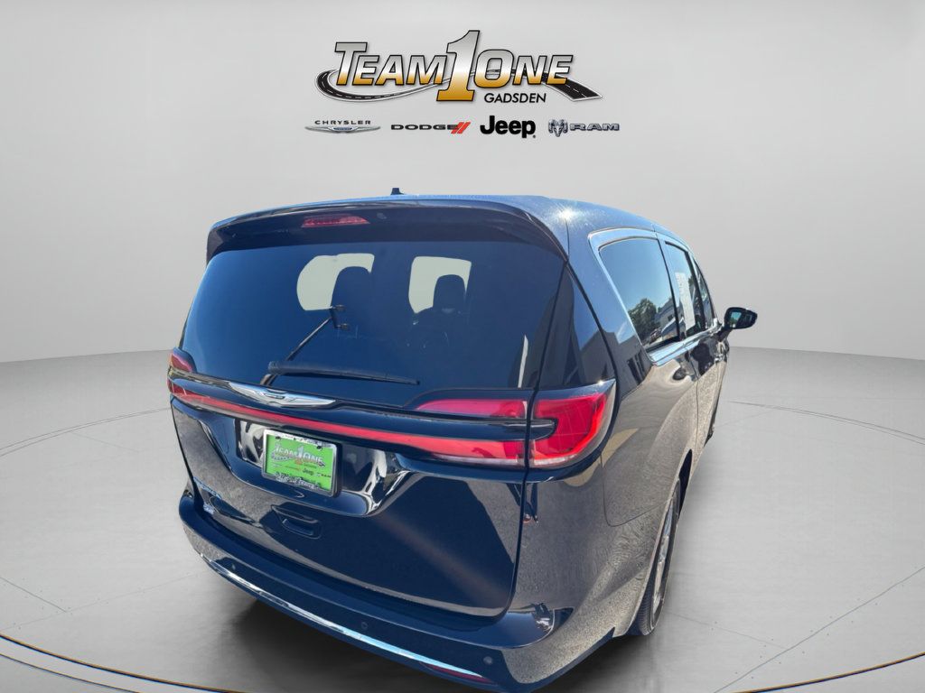 Used 2025 Chrysler Pacifica Select FWD image 8