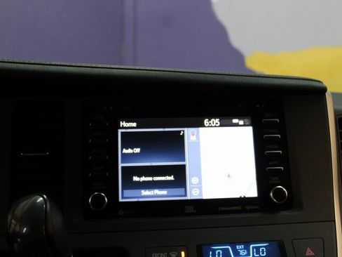 Used 2020 Toyota Sienna SE image 19