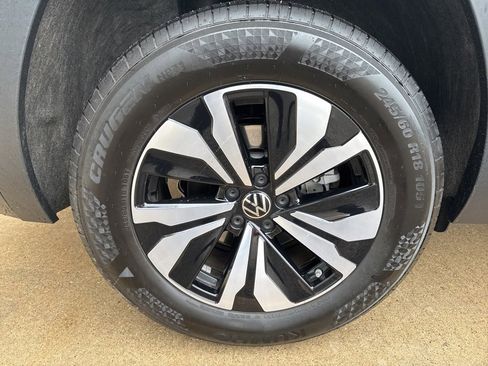 Certified 2025 Volkswagen Atlas Cross Sport SE image 23