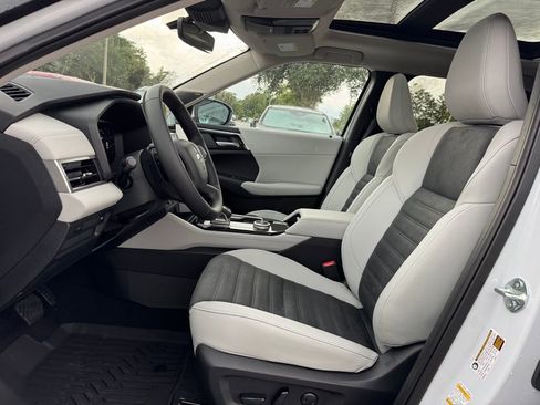 New 2025 Mitsubishi Outlander SE image 14