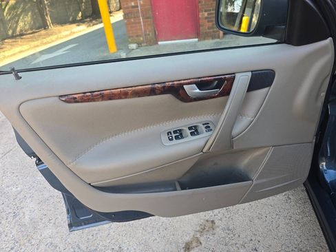 Used 2005 Volvo XC70 image 9