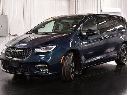 Used 2023 Chrysler Pacifica Touring-L w/ S Appearance Package FWD image 3
