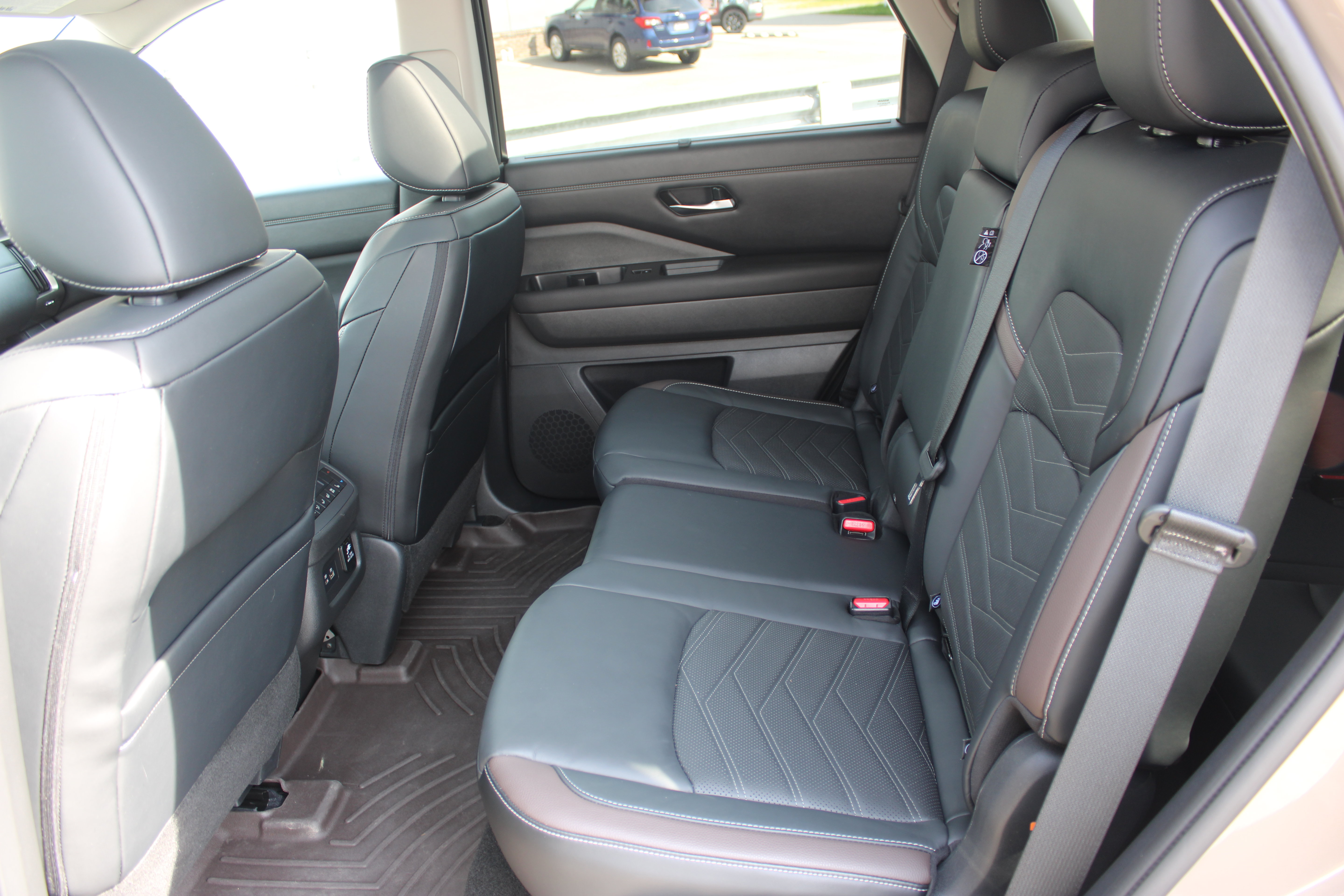 Certified 2024 Nissan Pathfinder Platinum w/ Cargo Package AWD/4WD image 12