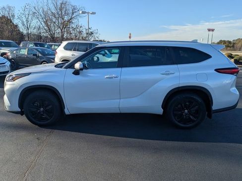 Used 2023 Toyota Highlander XLE image 7