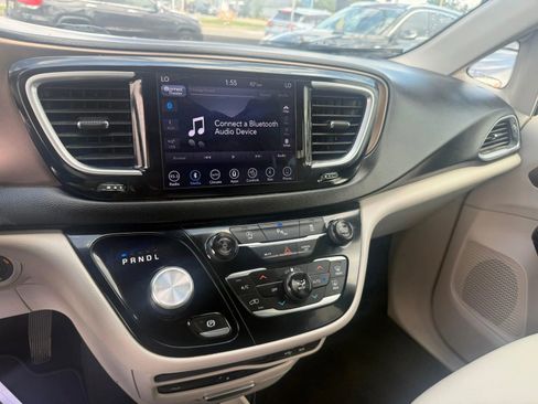 Used 2018 Chrysler Pacifica Touring-L Plus w/ Tire & Wheel Group FWD image 17