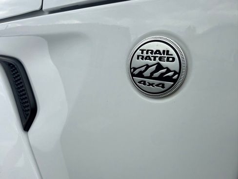 Used 2018 Jeep Wrangler Unlimited Sahara w/ Uconnect 4C Nav & Sound Group AWD/4WD image 11