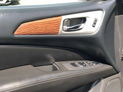 Used 2020 Nissan Pathfinder Platinum AWD/4WD image 12