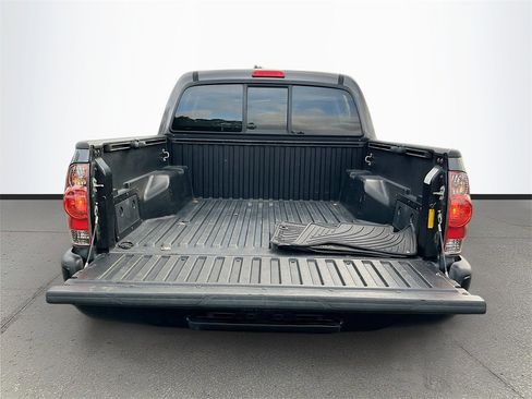 Used 2014 Toyota Tacoma Base image 22