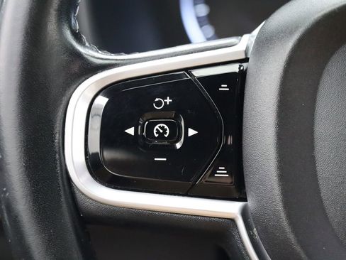 Used 2017 Volvo XC90 T6 Momentum w/ Vision Package image 19