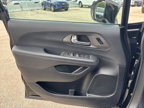 Used 2025 Chrysler Pacifica Select FWD image 18