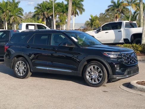 Used 2025 Ford Explorer Platinum image 2
