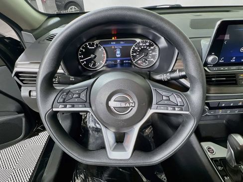 Used 2025 Nissan Altima 2.5 SV FWD image 10