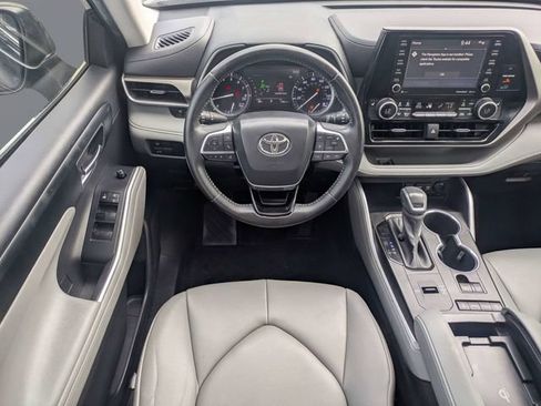 Used 2020 Toyota Highlander XLE FWD image 17
