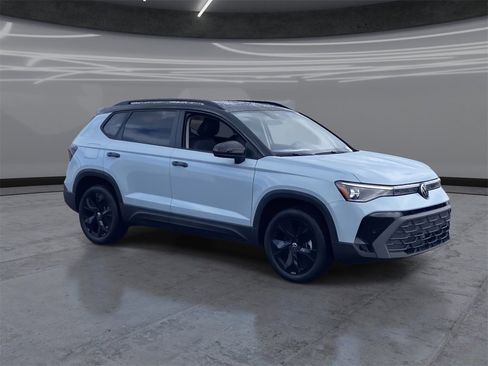 New 2026 Volkswagen Taos SE image 2