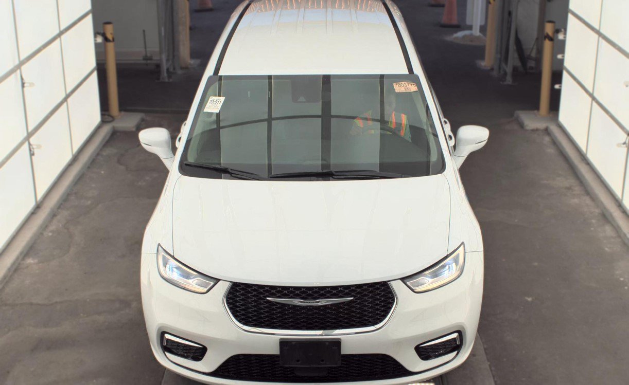 Used 2022 Chrysler Pacifica Touring-L FWD image 3