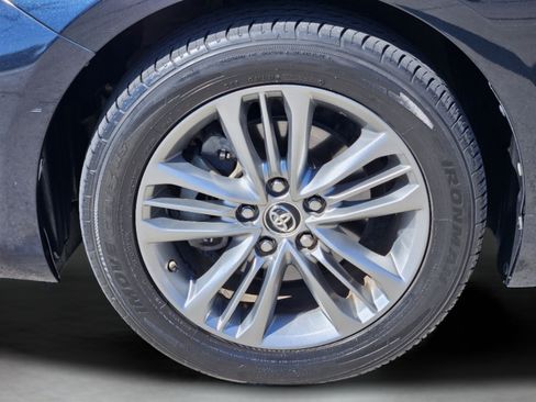 Used 2015 Toyota Camry SE w/ Moonroof Package FWD image 32