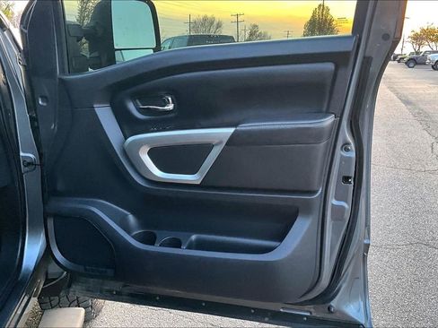 Used 2016 Nissan Titan SL image 23