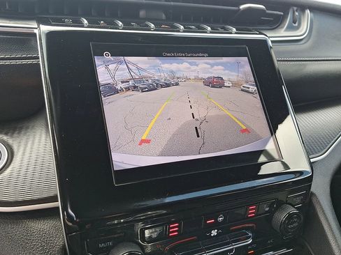 Used 2024 Jeep Grand Cherokee Altitude image 19