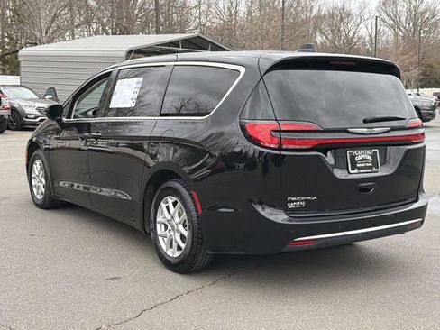 Used 2024 Chrysler Pacifica Touring-L image 11