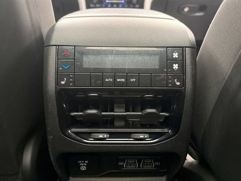 Used 2022 Jeep Grand Cherokee L Limited AWD/4WD image 19