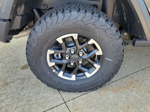Used 2025 Jeep Wrangler Unlimited Rubicon 4xe w/ Safety Group AWD/4WD image 5