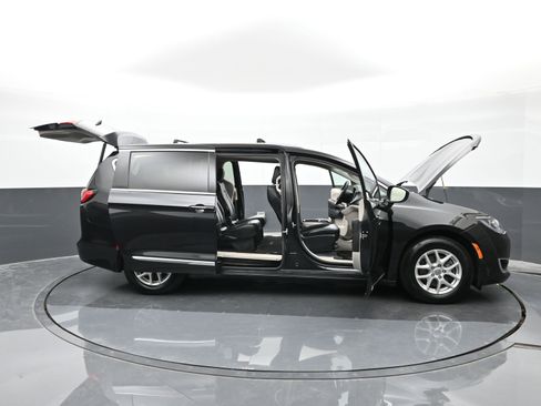 Used 2020 Chrysler Pacifica Touring-L image 48