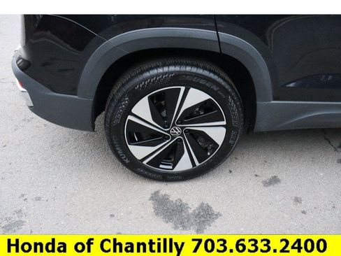 Used 2024 Volkswagen Taos SE image 31