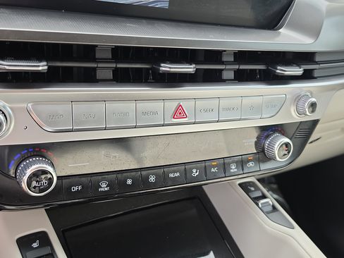 Certified 2024 Kia Telluride S w/ S Sunroof Package FWD image 26