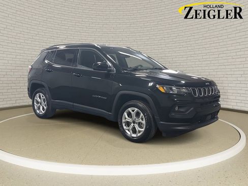 Used 2025 Jeep Compass Latitude image 3