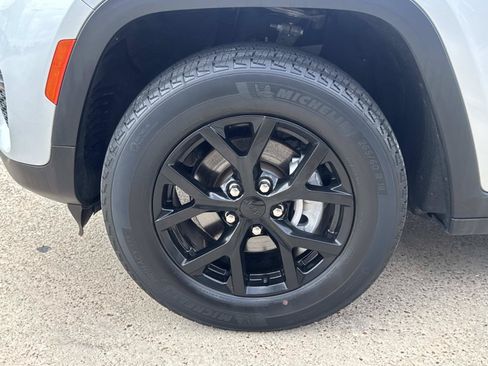 Used 2024 Jeep Grand Cherokee Altitude RWD image 4