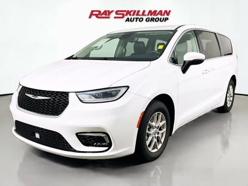 Used 2023 Chrysler Pacifica Touring-L FWD image 3