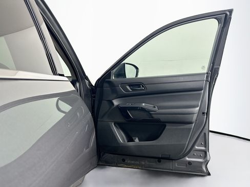 Used 2025 Nissan Pathfinder SV FWD image 33
