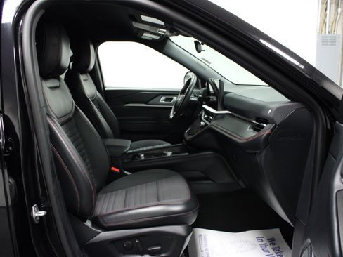 Used 2025 Ford Explorer ST-Line w/ ST-Line Street Pack AWD/4WD image 17