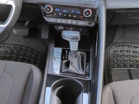 Used 2025 Hyundai Elantra SEL FWD image 17