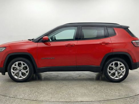 Used 2025 Jeep Compass Latitude AWD/4WD image 5