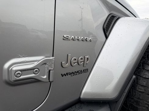 Used 2018 Jeep Wrangler Unlimited Sahara AWD/4WD image 16