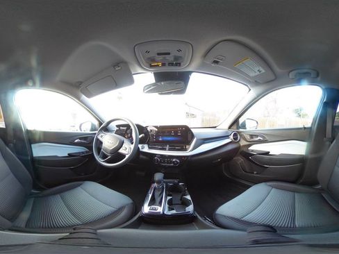 Used 2025 Chevrolet Trax LT image 42