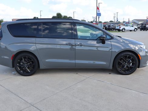 Used 2025 Chrysler Pacifica Limited FWD image 4