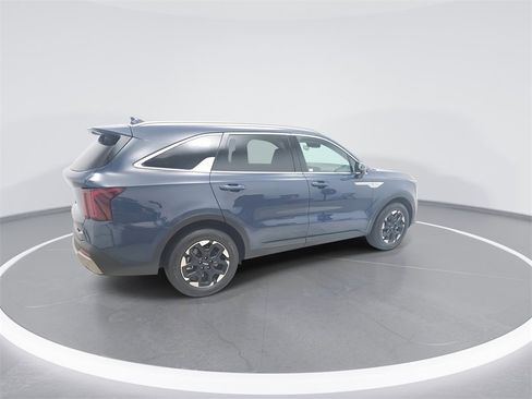 Used 2025 Kia Sorento S image 8