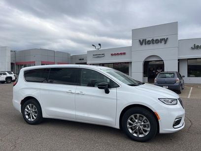 New 2026 Chrysler Pacifica Select