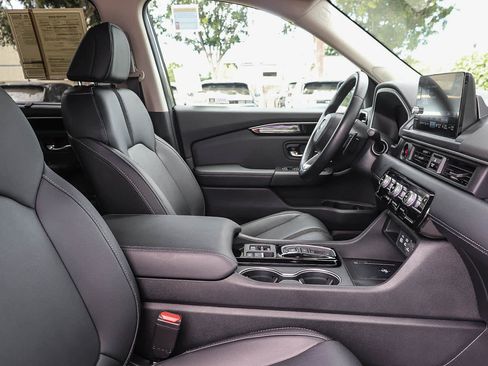 Used 2024 Honda Pilot Touring image 16