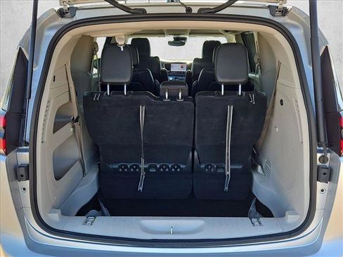 Used 2023 Chrysler Pacifica Touring-L FWD image 12