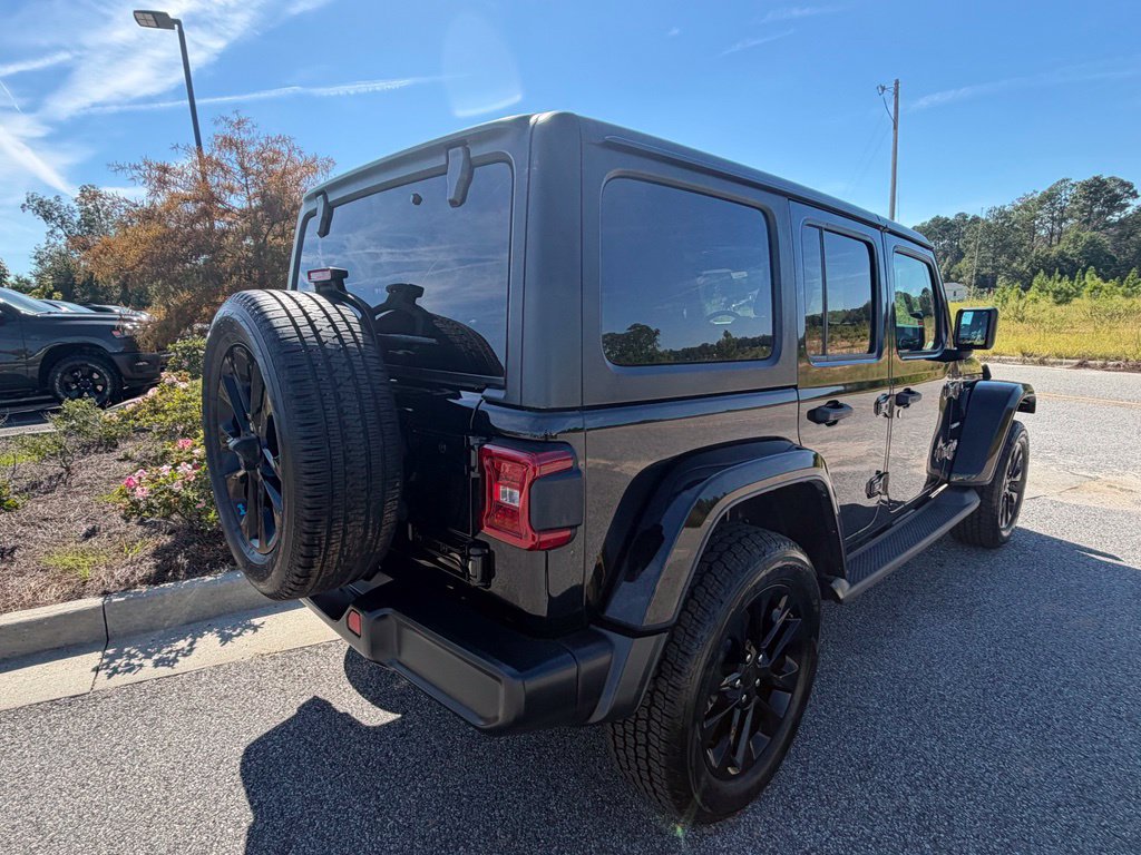 Used 2022 Jeep Wrangler Unlimited Sahara AWD/4WD image 16