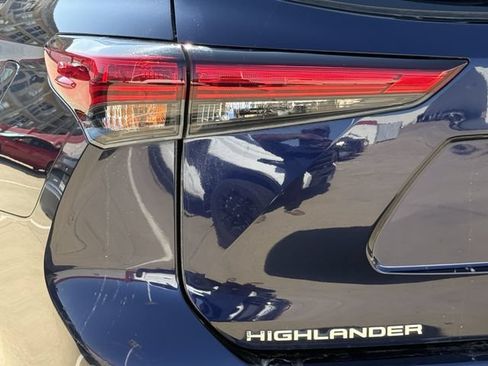 Used 2021 Toyota Highlander Limited AWD/4WD image 6