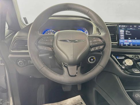 Used 2024 Chrysler Pacifica Limited w/ S Appearance Package FWD image 12